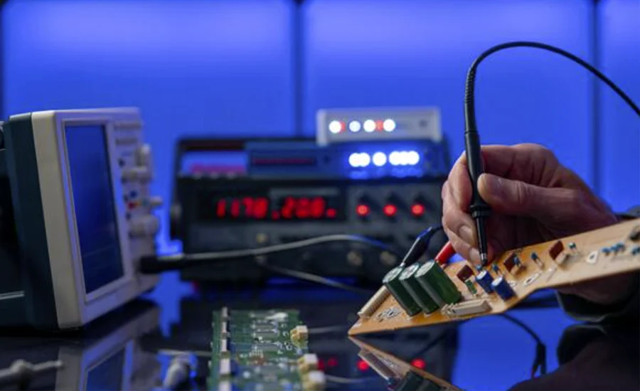 Naprawa elektroniki, komputerów, modułów elektronicznych do koparko-ładowarek, dźwigów, maszyn leśnych, traktorów